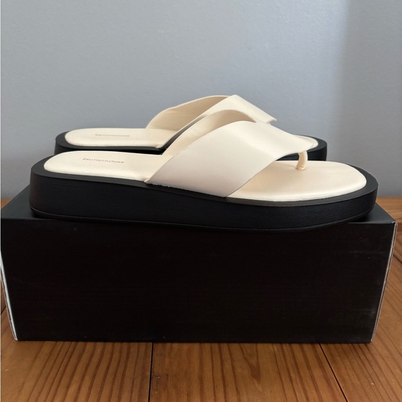PrettyLittleThing Dorenea Chunky Platform Flip Flop Sandals Cream Size 8 New - Picture 3 of 11